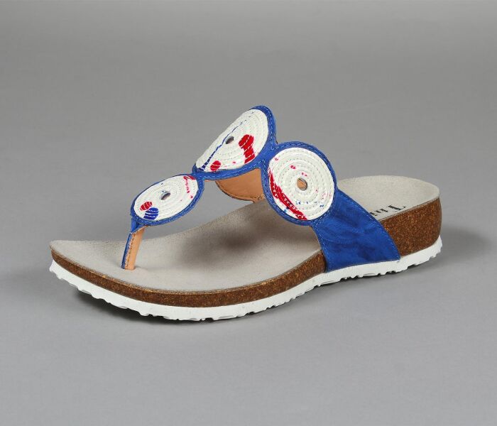 think zehengreifer bunt julia electric/kombi 372-8020 fussbett: lederbezogene nicht wechselbare kork-latex-bettung (pflanzlich gegerbt) kalbsleder pflanzlich  gegerbt - nicht gefärbt 15 mm keil-absatz wir gehen jetzt im kreise ...nein, nicht im sondern mit kreisen und immer noch ganz leise ...das sportliche-bequeme tief-fussbett mit hoher dämpfung und modisch aktuellen applikationen. die julia-leiste von think gehört zu den beliebtesten formen und erfindet sich jeden sommer neu. ein bisschen jedenfalls.