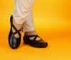 think ballerinas schwarz kapsl schwarz 711-0000 fussbett: lederbezogene wechselbare kork-weichschaum-bettung mit besonders guter auftritt-d&auml;mpfung im ballenbereich (pflanzlich gegerbt) kalbsleder pflanzlich  gegerbt - nicht gef&auml;rbt 10 mm absatz in der schalensohle neue variation der beliebten kreuzband-ballerinas. einfach reinschl&uuml;pfen ohne klettverschluss, nur mit kleinem gummizug.