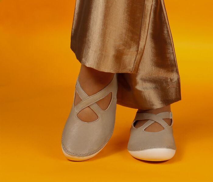 think ballerinas beige kapsl panna 711-4000 fussbett: lederbezogene wechselbare kork-weichschaum-bettung mit besonders guter auftritt-dämpfung im ballenbereich (pflanzlich gegerbt) kalbsleder pflanzlich  gegerbt - nicht gefärbt 10 mm absatz in der schalensohle neue variation der beliebten kreuzband-ballerinas. einfach reinschlüpfen ohne klettverschluss, nur mit kleinem gummizug.