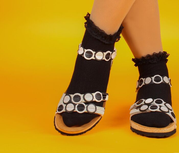 think sandalette weiss koak schwarz/kombi 322-9010 fussbett: lederbezogene nicht wechselbare kork-latex-bettung (pflanzlich gegerbt) mit auftrittsdämpfung kalbsleder pflanzlich  gegerbt - nicht gefärbt 20 mm keil-absatz in der bettung sehr funktionelle sandaletten mit 3 klettverschlüssen für besten sitz. die mit runden lederapplikationen besetzten riemchen geben individuellen halt und wirken optisch schmäler.