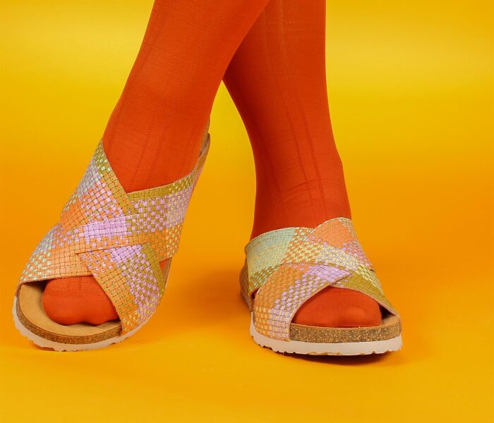 think pantoletten bunt koak matcha 537-9130 fussbett: lederbezogene nicht wechselbare kork-latex-bettung (pflanzlich gegerbt) mit auftrittsdämpfung kalbsleder pflanzlich  gegerbt - nicht gefärbt 20 mm keil-absatz in der bettung schlichte pantoletten mit funktionaler kreuzbandage und  kleinem gummizug an der innenseite für ideale passform