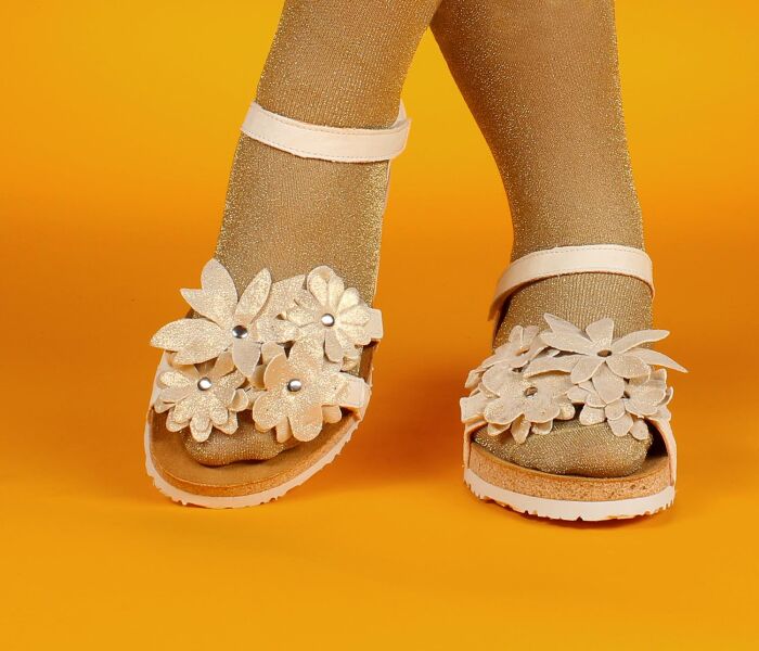 think sandaletten beige koak ivory/kombi 551-1010 fussbett: lederbezogene nicht wechselbare kork-latex-bettung (pflanzlich gegerbt) mit auftrittsdämpfung kalbsleder pflanzlich  gegerbt - nicht gefärbt 20 mm keil-absatz in der bettung sehr funktionelle sandaletten mit 3 klettverschlüssen für besten sitz.