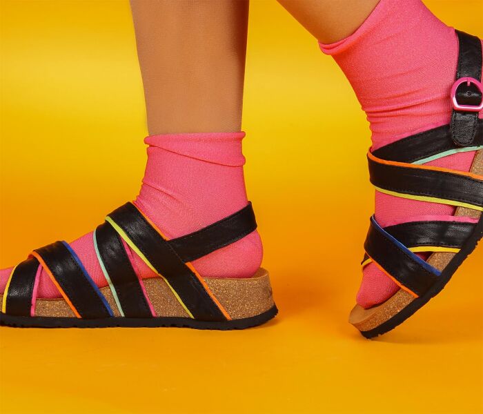 think sandalette bunt koak schwarz/kombi 953-0000 fussbett: lederbezogene nicht wechselbare kork-latex-bettung (pflanzlich gegerbt) mit auftrittsd&auml;mpfung kalbsleder pflanzlich  gegerbt - nicht gef&auml;rbt 20 mm keil-absatz in der bettung markante sandalette mit kreuzriemchen und verstellbarem fersenriemen