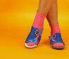 think pantoletten bunt mizzi electric/kombi 124-9130 fussbett: lederbezogene nicht wechselbare kork-latex-bettung (pflanzlich gegerbt) lederfutter - vegetabil gegerbt und ungef&auml;rbt 20 mm keil-absatz die meist gekaufte pantolette von think - individuell verstellbar durch 1 breiten klett-verschluss und immer wieder in anderen farben und ledern erh&auml;ltlich.