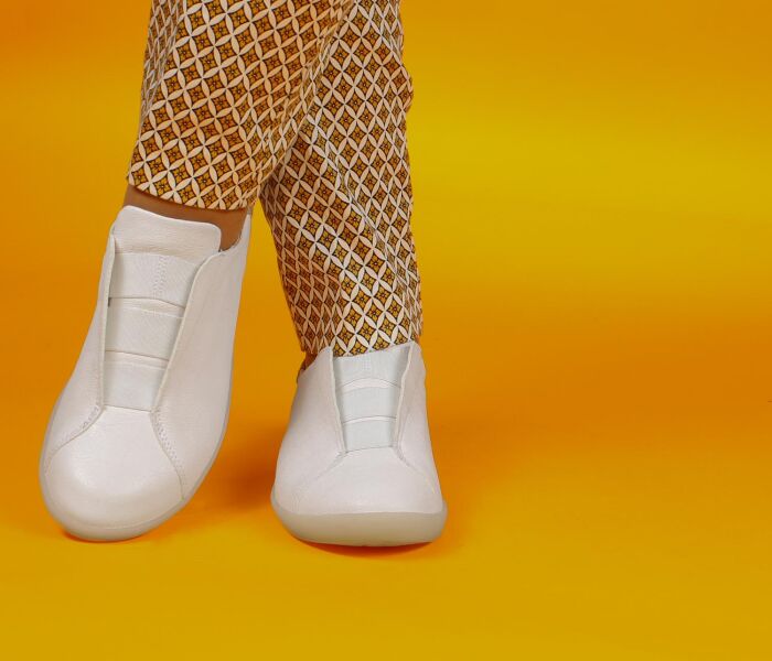 think slipper weiss nature bianco/kombi 945-1000 fussbett: lederbezogene wechselbare kork-latex-bettung (pflanzlich gegerbt) lederfutter - vegetabil gegerbt und ungef&auml;rbt 10 mm keilabsatz in der sohle moderner slipper mit 3 stabilen gummiz&uuml;gen f&uuml;r besten sitz. die verwendung eines schuhl&ouml;ffels w&auml;re hier schon sinnvoll.