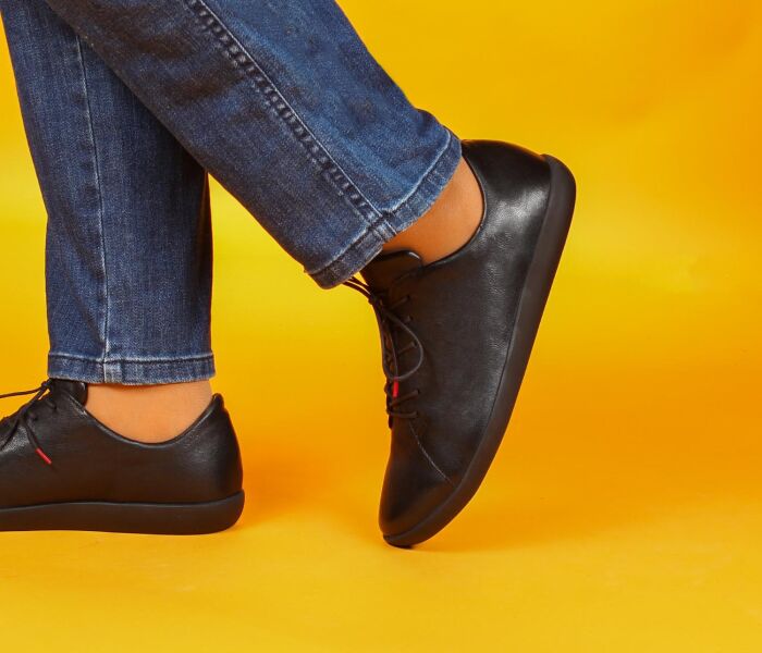 think schnürschuhe schwarz nature schwarz 946-0000 fussbett: lederbezogene wechselbare kork-latex-bettung (pflanzlich gegerbt) lederfutter - vegetabil gegerbt und ungefärbt 10 mm keilabsatz in der sohle schlichter 6-loch-langschnürer für beste passform mit hochgezogener ferse für guten sitz und knöchelfreier seitenführung.