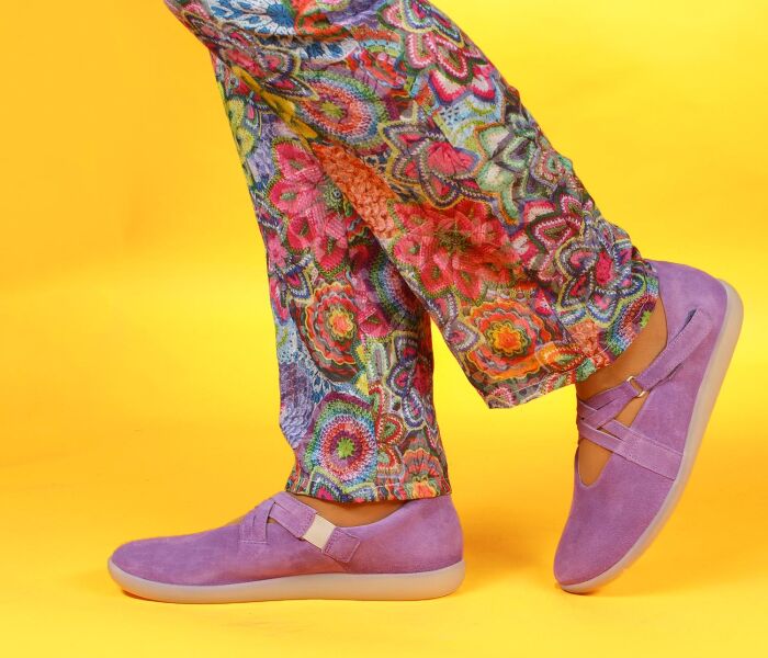 think slipper lila nature flieder 952-5010 fussbett: lederbezogene wechselbare kork-latex-bettung (pflanzlich gegerbt) lederfutter - vegetabil gegerbt und ungefärbt 10 mm keilabsatz in der sohle comfortabler slipper mit beliebter kreuzbandage für individuellen sitz