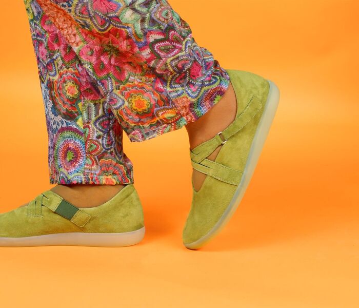 think slipper grün nature matcha 952-7000 fussbett: lederbezogene wechselbare kork-latex-bettung (pflanzlich gegerbt) lederfutter - vegetabil gegerbt und ungefärbt 10 mm keilabsatz in der sohle comfortabler slipper mit beliebter kreuzbandage für individuellen sitz