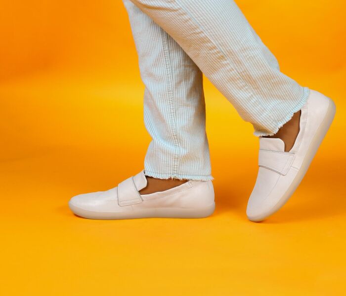 think slipper weiss nature bianco/kombi 962-1000 fussbett: lederbezogene wechselbare kork-latex-bettung (pflanzlich gegerbt) lederfutter - vegetabil gegerbt und ungefärbt 10 mm keilabsatz in der sohle unauffällig problemlösender slipper