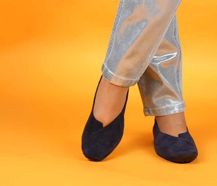 think ballerinas blau gaudi water 733-8030 wechselbare lederbezogene kork-weichschaum-bettung mit hoher dämpfung (pflanzlich gegerbt) kalbsleder pflanzlich  gegerbt - nicht gefärbt 15 mm block-absatz mit guter dämpfung grossartig neuer ballerina in fuss-schmeichelnder ausführung. guter halt durch seitlich eingearbeite gummizüge, die asymmetrische karree-form mit fast gerader innenlinie bietet raum für ersten zeh und ballen, das hochgeschlossene dekollete gibt halt und verdeckt den ballen.