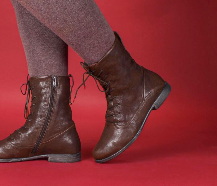 think stiefeletten braun agrat espresso 34-3050 fussbett: textilfilz-bezogene wechselbare kork-latex-bettung (pflanzlich gegerbt) mit besonderer auftritt-dämpfung im ballenbereich weicher textil-filz aus 75 % wolle, 5 % cashmere und 20 % polyamid 10 mm comfort-absatz sehr, sehr femininer und bequemer boots mit nahtfreier vorderpartie, durchgehender funktionsschnürung und seitlichem reissverschluss für einfachen einstieg.schafthöhe ca. 17 cm