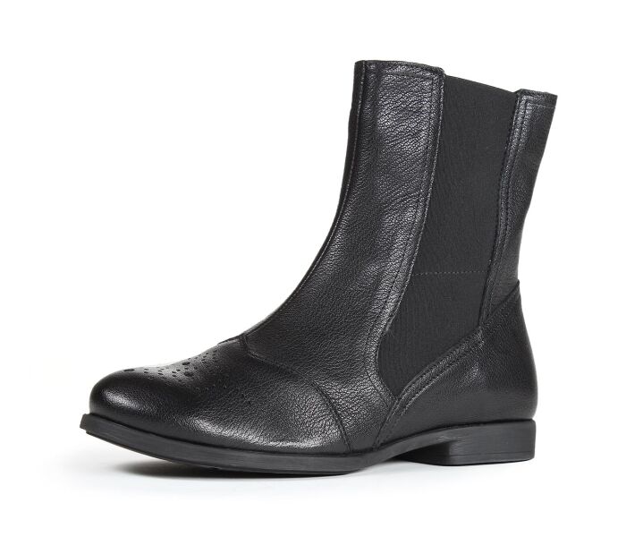 think stiefeletten schwarz agrat schwarz 977-0000 fussbett: lederbezogene wechselbare kork-latex-bettung (pflanzlich gegerbt) leder pflanzlich  gegerbt 10 mm comfort-absatz leichter chelsea-bootie mit klassischer fl&uuml;gelkappe mit lochmuster. seitlicher gummizug und zipper an der innen-seite f&uuml;r einfachen einstieg und guten halt. sieht immer gut angezogen aus. schafth&ouml;he ca. 17 cm
