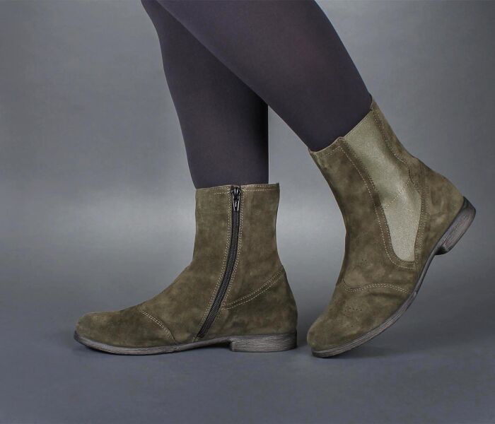 think stiefeletten gr&uuml;n agrat olive 977-7000 fussbett: lederbezogene wechselbare kork-latex-bettung (pflanzlich gegerbt) leder pflanzlich  gegerbt 10 mm comfort-absatz leichter chelsea-bootie mit klassischer fl&uuml;gelkappe mit lochmuster. seitlicher gummizug und zipper an der innen-seite f&uuml;r einfachen einstieg und guten halt. sieht immer gut angezogen aus. schafth&ouml;he ca. 17 cm