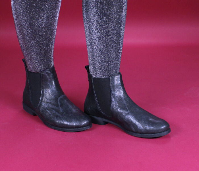 think stiefeletten schwarz agrat schwarz 29-0060 fussbett: lederbezogene wechselbare kork-latex-bettung (pflanzlich gegerbt) lederfutter - vegetabil gegerbt und ungef&auml;rbt 10 mm comfort-absatz bequemer chelsea-booties mit nahtfreier vorderpartie und 2 seitlichem stabilen gummiz&uuml;genagrat heisst der neue, recht leichte leisten von think mit angenehm geringer absatzh&ouml;he und fussfreundlichem schnitt. die gerade grosszehenlinie und das komfortable volumen sorgen f&uuml;r fuss-komfort. nach aussen hin weniger verrundet macht agrat einen sportlich-femininen eindruck. neu: besonders weiche und elastische zehen- und fersenkappen f&uuml;r noch comfortableres laufen.