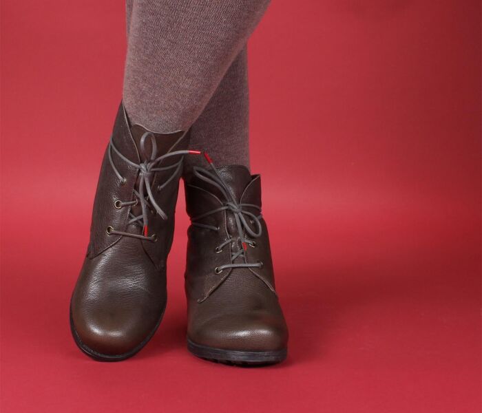 think stiefeletten taupe denk pepper 344-2000 fussbett: lammfell bezogene wechselbare kork-latex-bettung (pflanzlich gegerbt) feines lammfell-futter - chromfrei gegerbt - lammfell wirkt temperaturausgleichend und h&auml;lt so trocken und warm 10 mm absatz das warten hat sich gelohnt. es gibt ihn wieder: beliebter schn&uuml;r-bootie mit funktionsschn&uuml;rung. passt, wackelt nicht und hat luft. mit lammfell-futterschafth&ouml;he ca. 12 cm