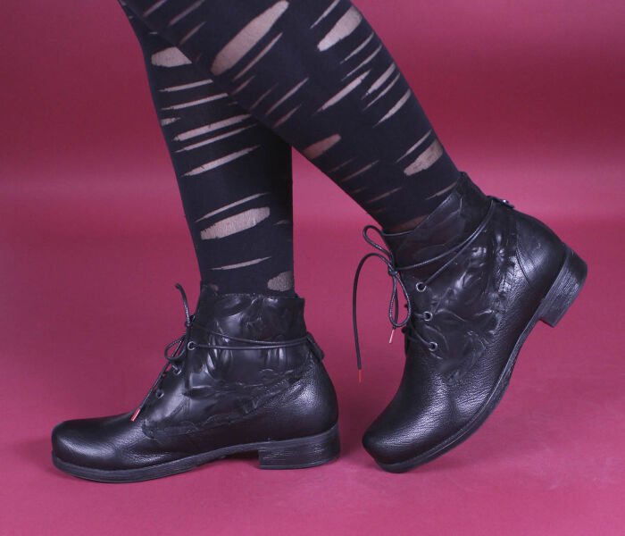 think stiefeletten schwarz denk schwarz/kombi 831-0020 fussbett: textil-filz bezogene wechselbare kork-latex-bettung (pflanzlich gegerbt) weicher textil-filz aus 75 % wolle, 5 % cashmere und 20 % polyamid 10 mm absatz das warten hat sich gelohnt. es gibt ihn wieder: beliebter schn&uuml;r-bootie mit funktionsschn&uuml;rung. passt, wackelt nicht und hat luft. schafth&ouml;he ca. 12 cm