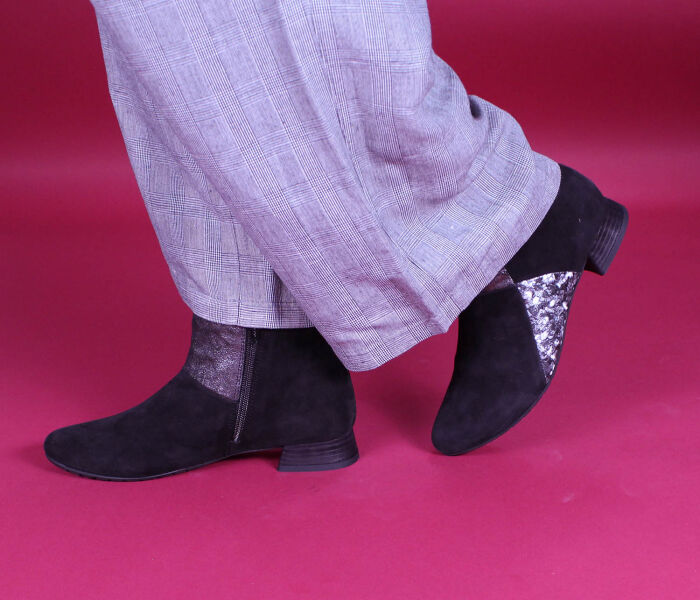 think stiefeletten schwarz grace schwarz/kombi 990-0000 fussbett: lederbezogene wechselbare kork-latex-bettung (pflanzlich gegerbt) leder pflanzlich  gegerbt 20 mm blockabsatz in leder-optik spannende stiefeletten in attraktiver optik und nahtfreier vorderpartie. seitlicher zipper.