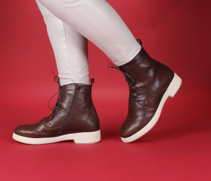 think stiefeletten braun cogita espresso 500-3030 wechselbare lammfell-bezogene kork-weichschaum-bettung mit besonders guter auftritt-dämpfung im ballenbereich (pflanzlich gegerbt) feines lammfell-futter - chromfrei gegerbt - lammfell wirkt temperaturausgleichend und hält so trocken und warm 15 mm absatz für sicherem stand bodenständiger worker-boots mit weiter funktionsschnürung und seitlichem reissverschluss. ganz einfacher einstieg, da die schnürung nach individueller anpassung nicht mehr verändert werden muss.schafthöhe ca. 15 cm