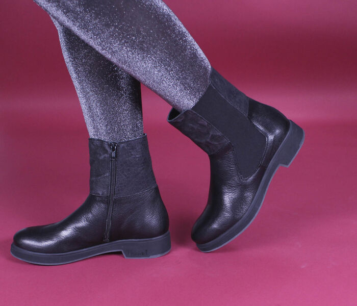 think booties schwarz cogita schwarz/kombi 991-0000 fussbett: lederbezogene wechselbare kork-weichschaum-bettung mit besonders guter auftritt-dämpfung im ballenbereich (pflanzlich gegerbt) leder pflanzlich  gegerbt 15 mm absatz für sicherem stand schlichte booties in attraktivem leder-mix aus fein glänzendem glattleder und schimmerndem platin-schwarz sowie schwarze kroko-prägung. tiefer gummizug auf der aussenseite und reissverschluss auf der innenseite mit einer schafthöhe von ca. 16 cm. nahtfreie vorderpartie