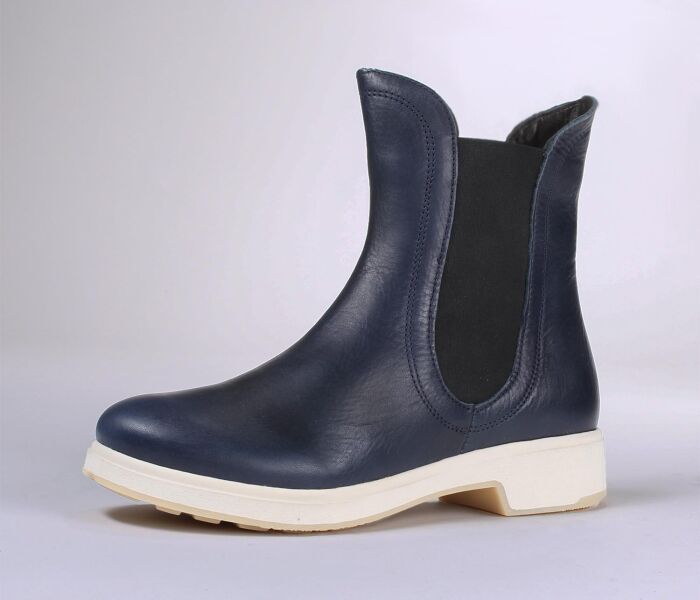 think stiefeletten blau cogita navy 425-8010 fussbett: lederbezogene wechselbare kork-weichschaum-bettung mit besonders guter auftritt-d&auml;mpfung im ballenbereich (pflanzlich gegerbt) lederfutter - vegetabil gegerbt und ungef&auml;rbt 15 mm absatz f&uuml;r sicherem stand etwas derberer chelsea-boots mit kr&auml;ftigen gummiz&uuml;gen f&uuml;r das kommende winterwetter. nahtfreie ballenpartie und weicher schaftrand bereiten behaglichkeit.