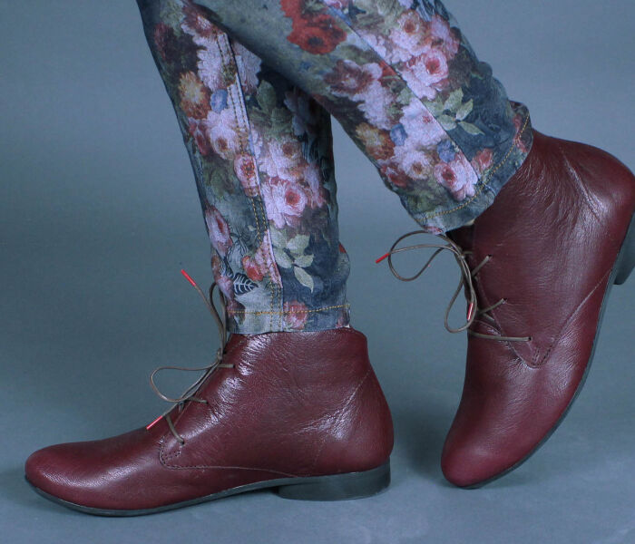 think stiefeletten wein-rot guad-2 prugna 407-5040 fussbett: lederbezogene wechselbare kork-latex-bettung (pflanzlich gegerbt) lederfutter - vegetabil gegerbt und ungef&auml;rbt 10 mm absatz nachfolger des beliebten modells 3-0010 gua 379 mit der neuen sohleein bew&auml;hrt schlicht-sch&ouml;ner chelsea-bootie mit schn&uuml;rung