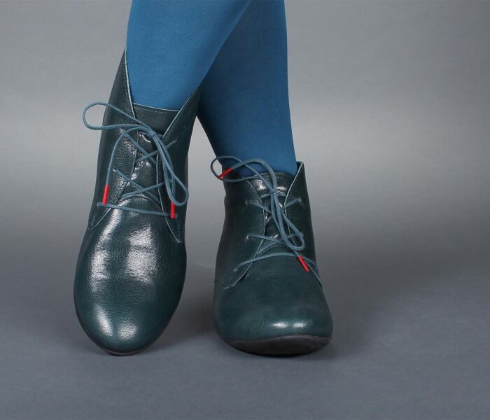 think stiefeletten grün guad-2 petrol 407-7040 fussbett: lederbezogene wechselbare kork-latex-bettung (pflanzlich gegerbt) lederfutter - vegetabil gegerbt und ungefärbt 10 mm absatz nachfolger des beliebten modells 3-0010 gua 379 mit der neuen sohleein bewährt schlicht-schöner chelsea-bootie mit schnürung