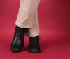 think booties schwarz comoda schwarz 1000-0000 fussbett: lammfell-bezogene wechselbare kork-weichschaum-bettung mit besonders guter auftritt-dämpfung im ballenbereich (pflanzlich gegerbt) feines lammfell-futter - chromfrei gegerbt - lammfell wirkt temperaturausgleichend und hält so trocken und warm 10 mm absatz in der keilsohle die besten city-booties mit angenehmer schafthöhe von ca. 10 cm und weiter schnürung für einfachen einstieg individuellen sitz. echt gut, echt bequem. leider ohne seitlichen zipper.