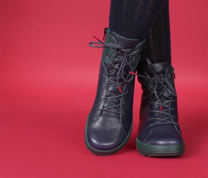 think boots blau comoda navy/kombi 638-8010 fussbett: schurwoll-bezogene wechselbare kork-latex-bettung (pflanzlich gegerbt) mit besonderer auftritt-dämpfung im ballenbereich mit schurwolle-futter 10 mm absatz in der keilsohle sehr comfortable boots mit gepolstertem schaftrand, extra weiter einstieg durch funktionsschnürung und seitlichen reissverschlussschafthöhe ca. 12 cm