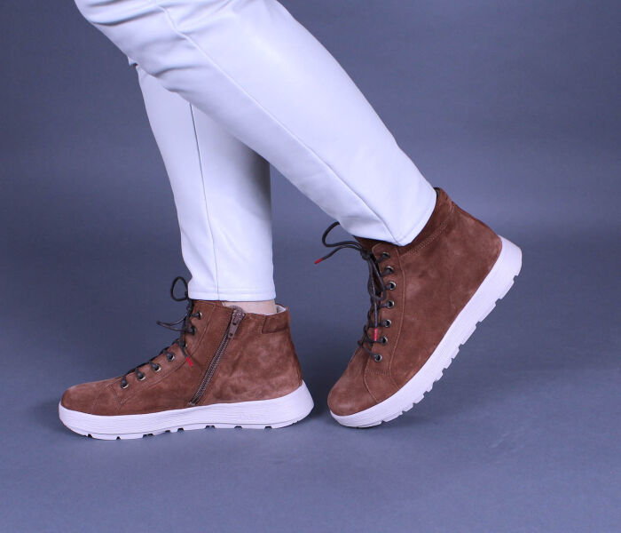 think booties braun comoda schoko 858-3010 fussbett: lodenbezogene wechselbare kork-weichschaum-bettung mit besonders guter auftritt-dämpfung im ballenbereich (pflanzlich gegerbt) echter walkloden von steiner 1888 aus österreich 10 mm absatz in der keilsohle attraktiver langschnürer mit zusätzlichem reißverschluß an der innenseite. knöchelbedeckende schafthöhe von ca. 9 cm