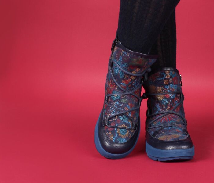 think boots blau comoda navy/kombi 1026-8000 fussbett: schurwoll-bezogene wechselbare kork-latex-bettung (pflanzlich gegerbt) mit besonderer auftritt-d&auml;mpfung im ballenbereich mit schurwolle-futter 10 mm absatz in der keilsohle sehr interessant. leichte boots in schneeschuh-optik mit viel blumenprint. weite schn&uuml;rung f&uuml;r einfachen einstieg.