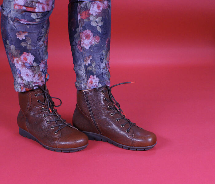 think boots braun menscha espresso 95-3030 fussbett: walkloden-bezogene wechselbare kork-latex-bettung echter walkloden von steiner 1888 aus &ouml;sterreich 5 mm keil-absatz auf vielfachen wunsch wieder im sortiment: der klassische schn&uuml;r-boots von menscha mit 7-loch schn&uuml;rung f&uuml;r perfekten halt. der weiche schaftrand sorgt f&uuml;r komfort am bein. mit seitlichem reissverschlussschafth&ouml;he ca. 12 cm - mit lodenfutter