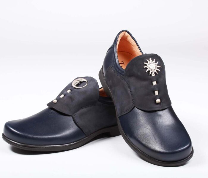 think slipper blau pensa damen navy 266-8030 fussbett: lederbezogene wechselbare kork-latex-bettung (pflanzlich gegerbt) leder pflanzlich  gegerbt 5 mm absatz einer der absoluten klassiker von think seit fast 30 jahren. slipper mit langem gummizug unter der breiten manschette.sonne und mond schmuckteile sorgen für aufmerksamkeit.