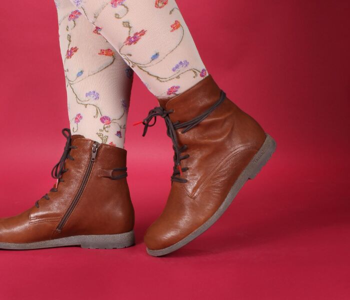 think booties braun rento cognac 843-3010 lederbezogene kork-latex-bettung - vegetabil gegerbt lederfutter - vegetabil gegerbt und ungefärbt 10 mm absatz sehr geräumiger bootie mit 7-loch-funktionschnürung und seitlichem zipperschafthöhe ca. 14 cm