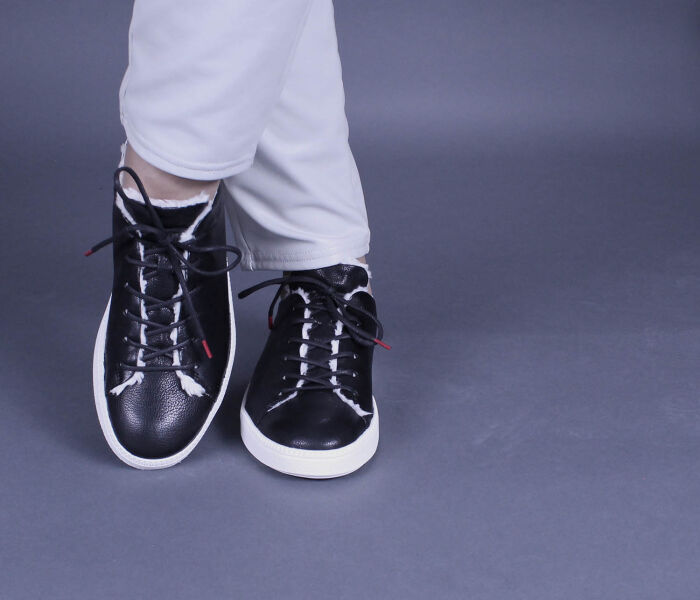 think schnürschuhe schwarz turna schwarz 978-0000 fussbett: wechselbare wolle-bezogene kork-weichschaum-bettung mit besonders guter auftritt-dämpfung im ballenbereich (pflanzlich gegerbt) wollfutter ohne absatz klassischer 6 loch-langschnürer mit weichem fersenpolster und besonders elastischer schalen-sohle. durch die lange schnürung bestens anzupassen. und angenehm am fuß, wenns etwas kälter ist, dank des stylischen wollfutters.