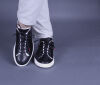 think schnürschuhe schwarz turna schwarz 978-0000 fussbett: wechselbare wolle-bezogene kork-weichschaum-bettung mit besonders guter auftritt-dämpfung im ballenbereich (pflanzlich gegerbt) wollfutter ohne absatz klassischer 6 loch-langschnürer mit weichem fersenpolster und besonders elastischer schalen-sohle. durch die lange schnürung bestens anzupassen. und angenehm am fuß, wenns etwas kälter ist, dank des stylischen wollfutters.