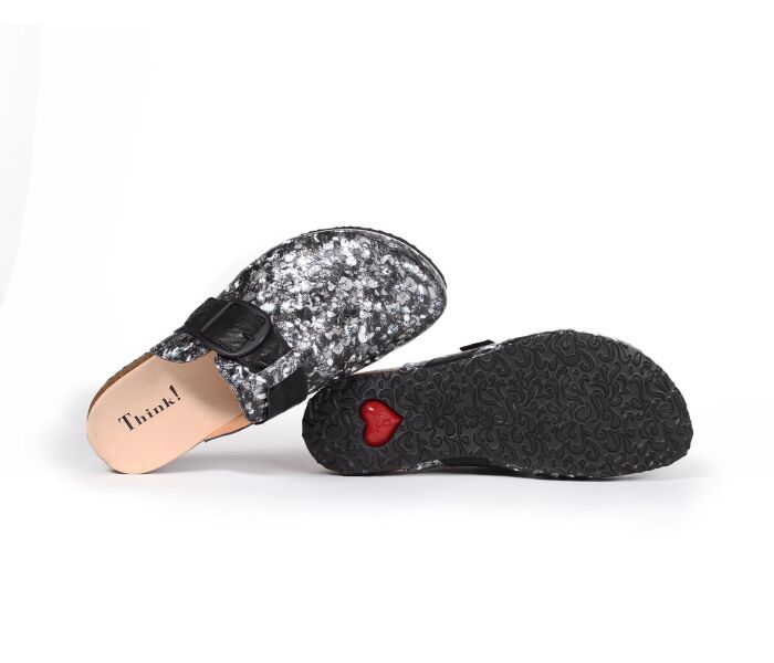 think clogs schwarz julia schwarz/kombi 543-9090 fussbett: lederbezogene nicht wechselbare kork-latex-bettung (pflanzlich gegerbt) lederfutter - vegetabil gegerbt und ungefärbt 15 mm keil-absatz neue clogs auf der beliebten basis der julia-modelle mit breitem klettverschluss über den fuß für beste passform.